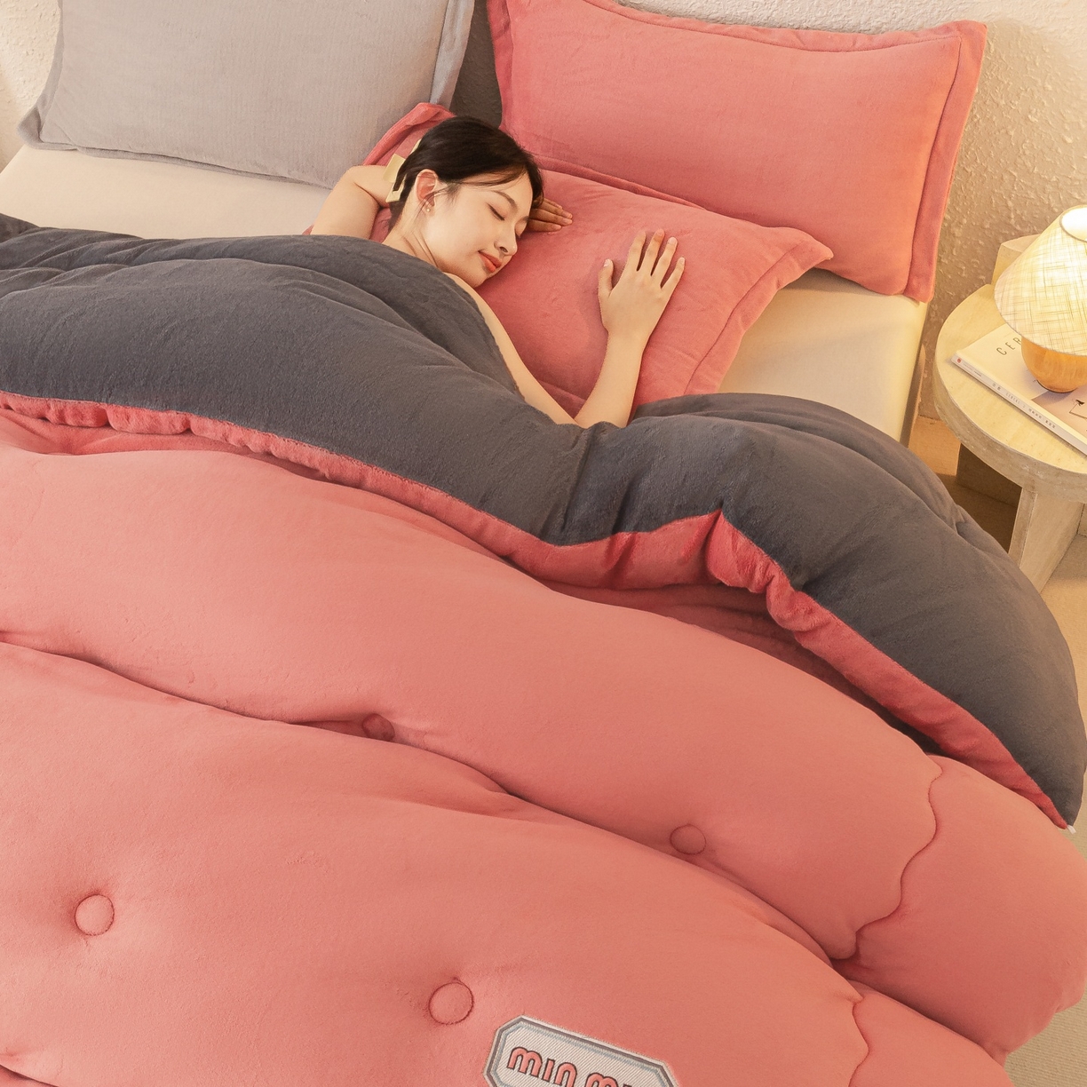 91家纺网 家纺一手货源 找家纺 美澳家纺 2025新款牛奶绒刺绣加厚保暖纯色冬被 被子被芯（可定制尺寸）（跨境外贸） MI-豆沙