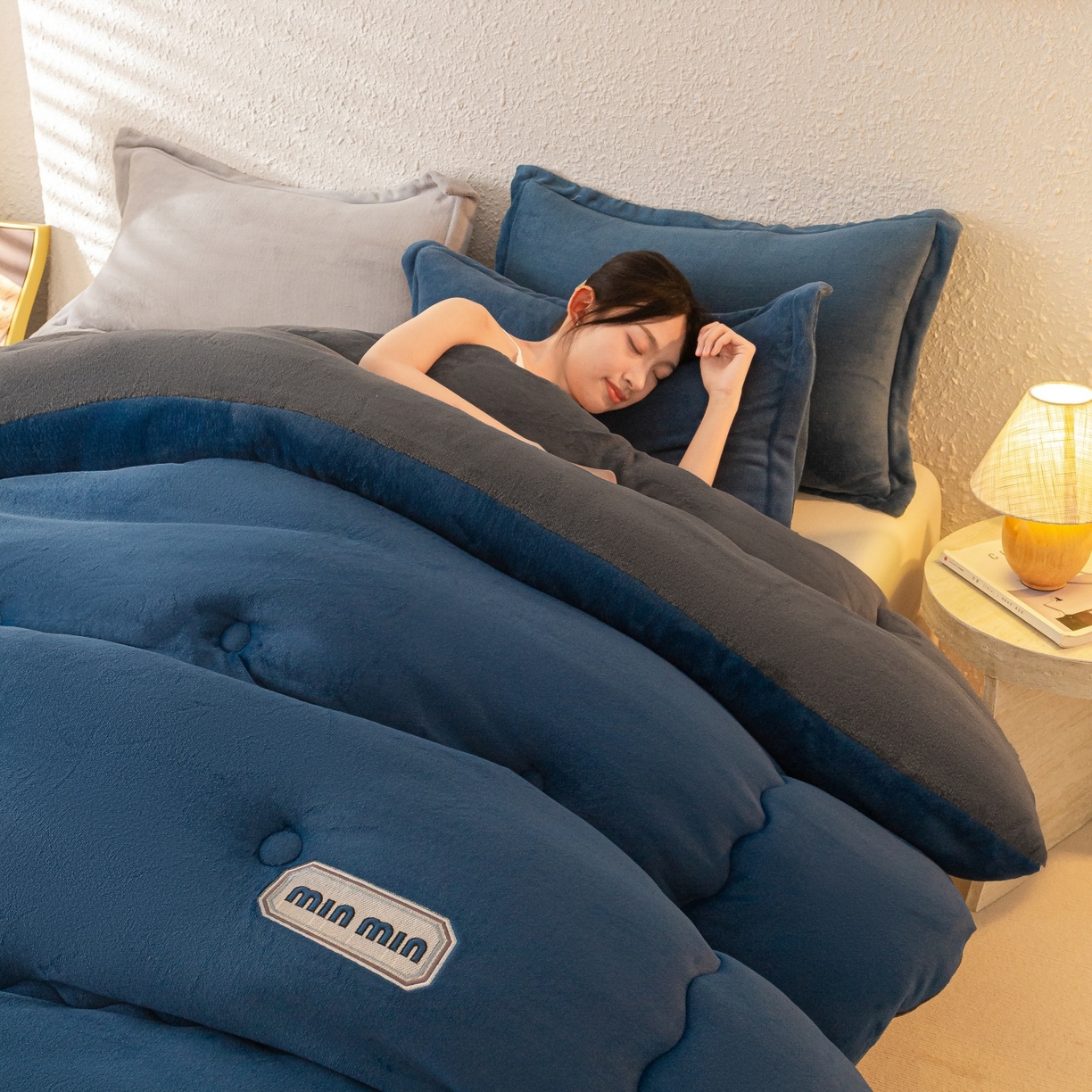 91家纺网 家纺一手货源 找家纺 美澳家纺 2025新款牛奶绒刺绣加厚保暖纯色冬被 被子被芯（可定制尺寸）（跨境外贸） MI-蓝