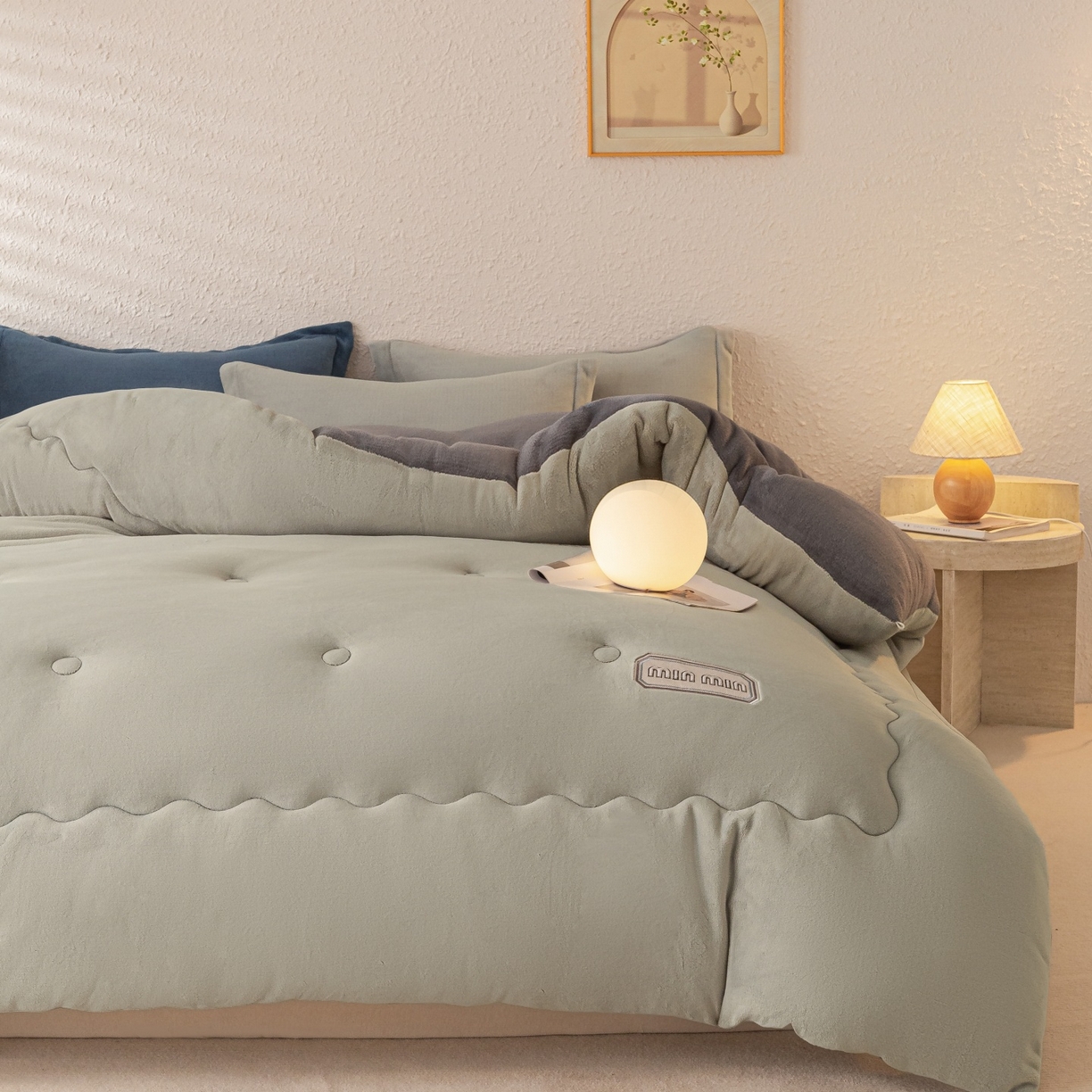 91家纺网 家纺一手货源 找家纺 美澳家纺 2025新款牛奶绒刺绣加厚保暖纯色冬被 被子被芯（可定制尺寸）（跨境外贸） MI-浅灰