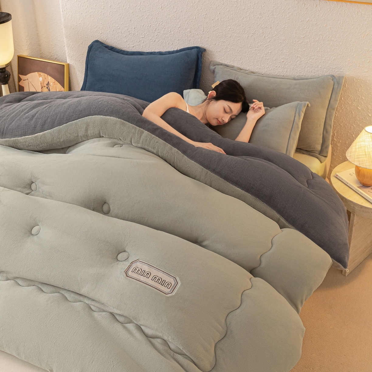 91家纺网 家纺一手货源 找家纺 美澳家纺 2025新款牛奶绒刺绣加厚保暖纯色冬被 被子被芯（可定制尺寸）（跨境外贸） MI-浅灰
