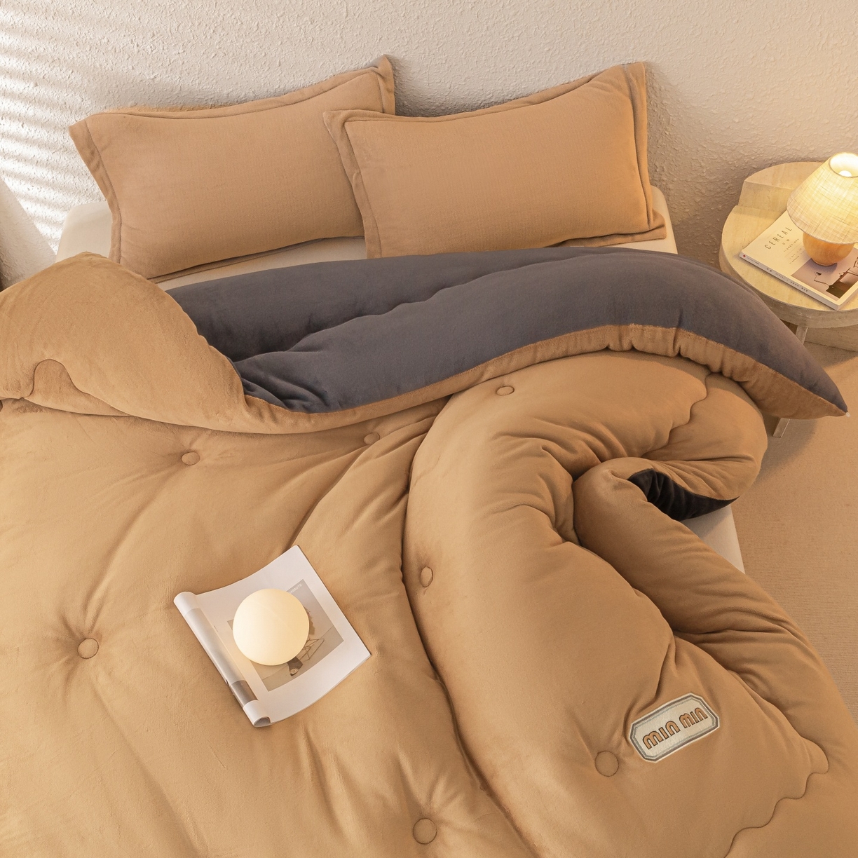 91家纺网 家纺一手货源 找家纺 美澳家纺 2025新款牛奶绒刺绣加厚保暖纯色冬被 被子被芯（可定制尺寸）（跨境外贸） MI-咖