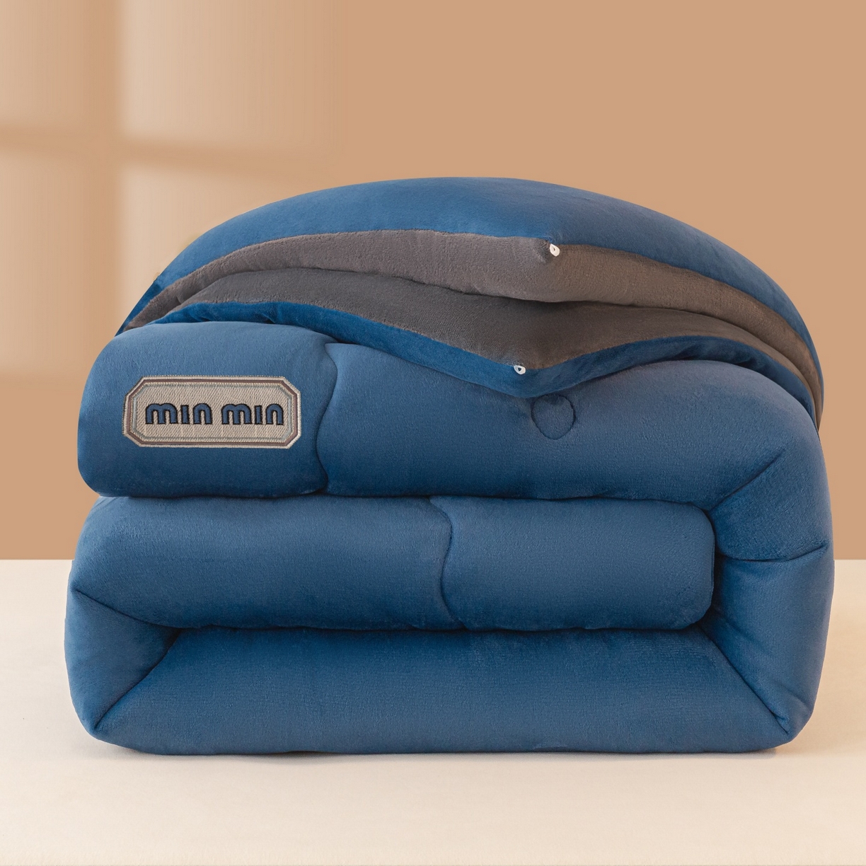 91家纺网 家纺一手货源 找家纺 美澳家纺 2025新款牛奶绒刺绣加厚保暖纯色冬被 被子被芯（可定制尺寸）（跨境外贸） MI-蓝
