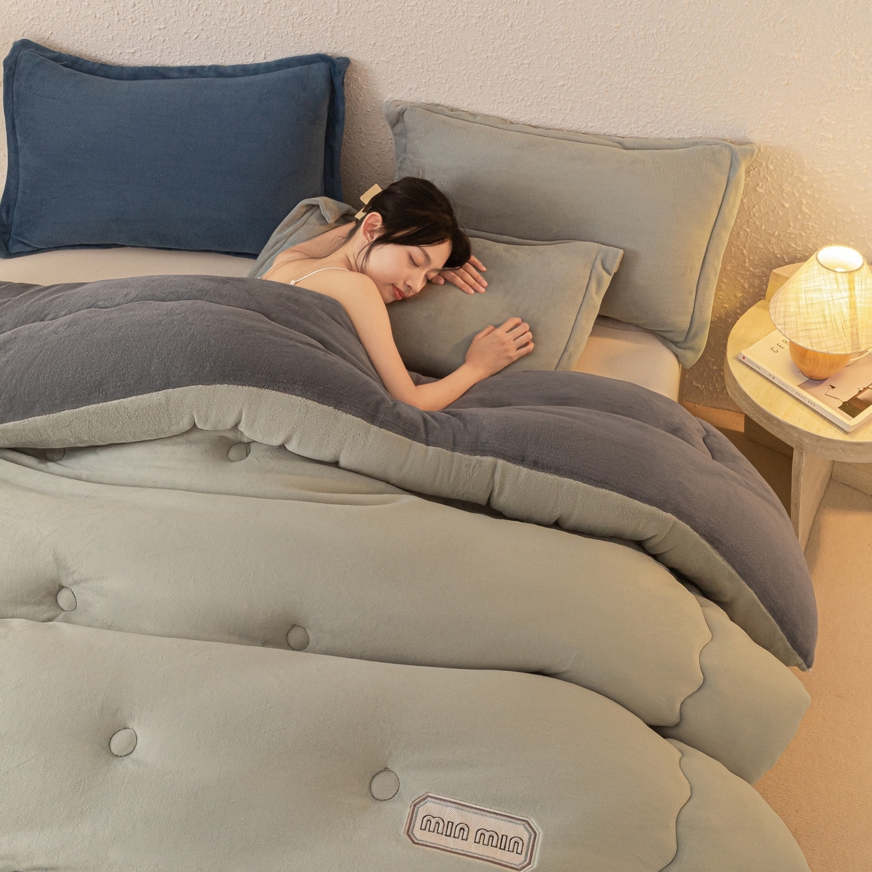 91家纺网 家纺一手货源 找家纺 美澳家纺 2025新款牛奶绒刺绣加厚保暖纯色冬被 被子被芯（可定制尺寸）（跨境外贸） MI-浅灰