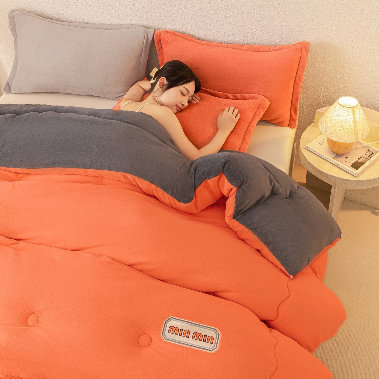 91家纺网 家纺一手货源 找家纺 美澳家纺 2025新款牛奶绒刺绣加厚保暖纯色冬被 被子被芯（可定制尺寸）（跨境外贸） MI-橙