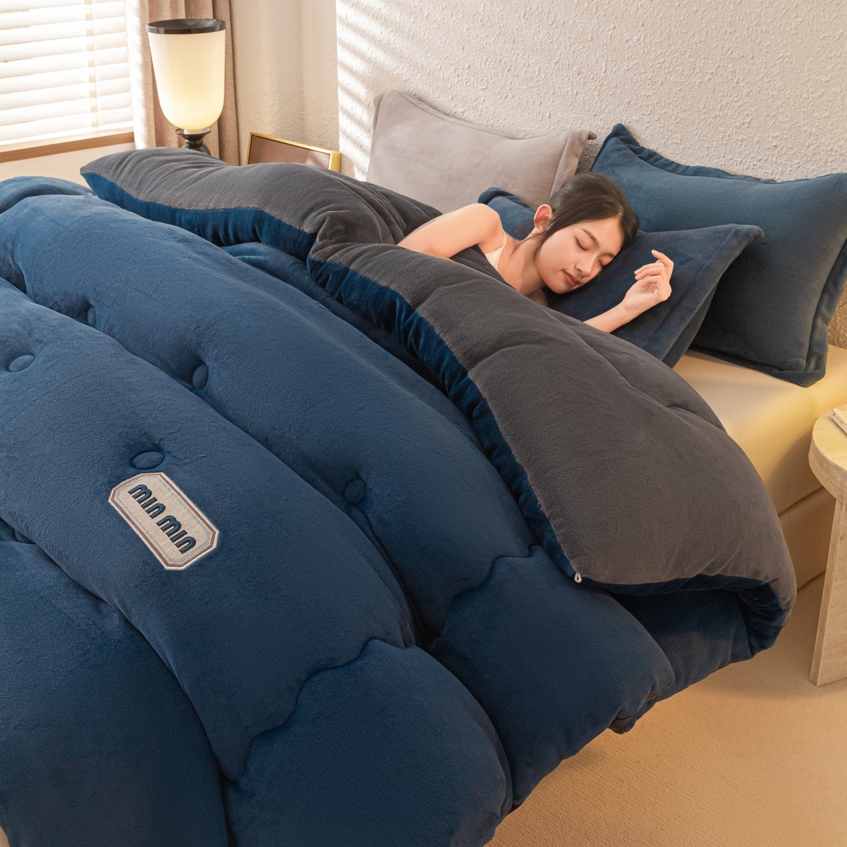 91家纺网 家纺一手货源 找家纺 美澳家纺 2025新款牛奶绒刺绣加厚保暖纯色冬被 被子被芯（可定制尺寸）（跨境外贸） MI-蓝