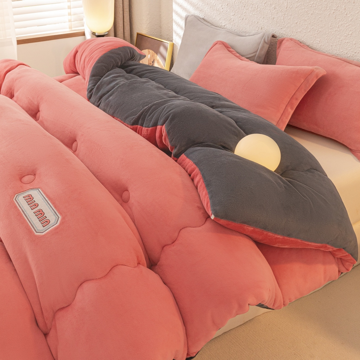 91家纺网 家纺一手货源 找家纺 美澳家纺 2025新款牛奶绒刺绣加厚保暖纯色冬被 被子被芯（可定制尺寸）（跨境外贸） MI-豆沙