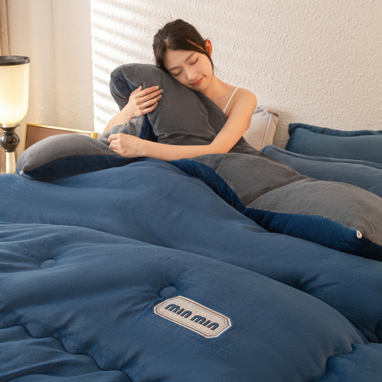 91家纺网 家纺一手货源 找家纺 美澳家纺 2025新款牛奶绒刺绣加厚保暖纯色冬被 被子被芯（可定制尺寸）（跨境外贸） MI-蓝
