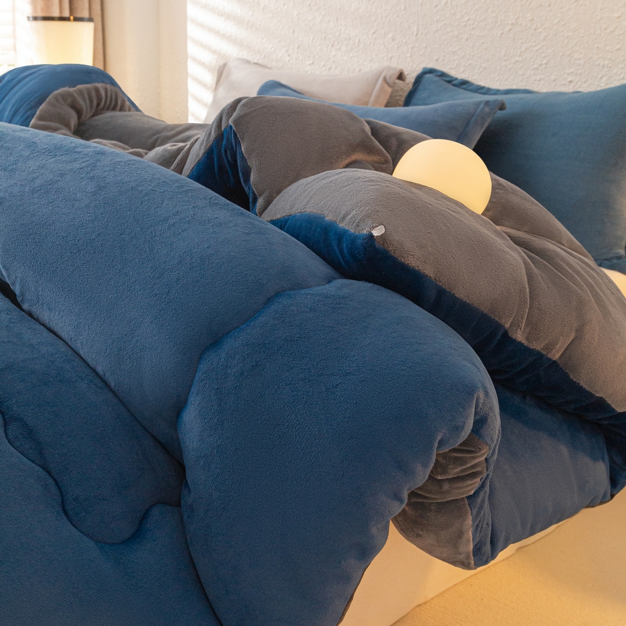 91家纺网 家纺一手货源 找家纺 美澳家纺 2025新款牛奶绒刺绣加厚保暖纯色冬被 被子被芯（可定制尺寸）（跨境外贸） MI-蓝