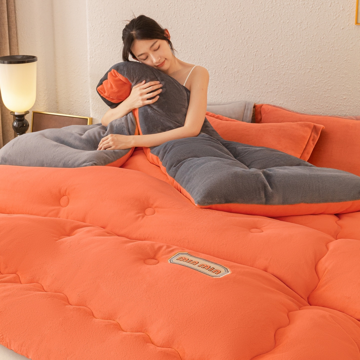 91家纺网 家纺一手货源 找家纺 美澳家纺 2025新款牛奶绒刺绣加厚保暖纯色冬被 被子被芯（可定制尺寸）（跨境外贸） MI-橙