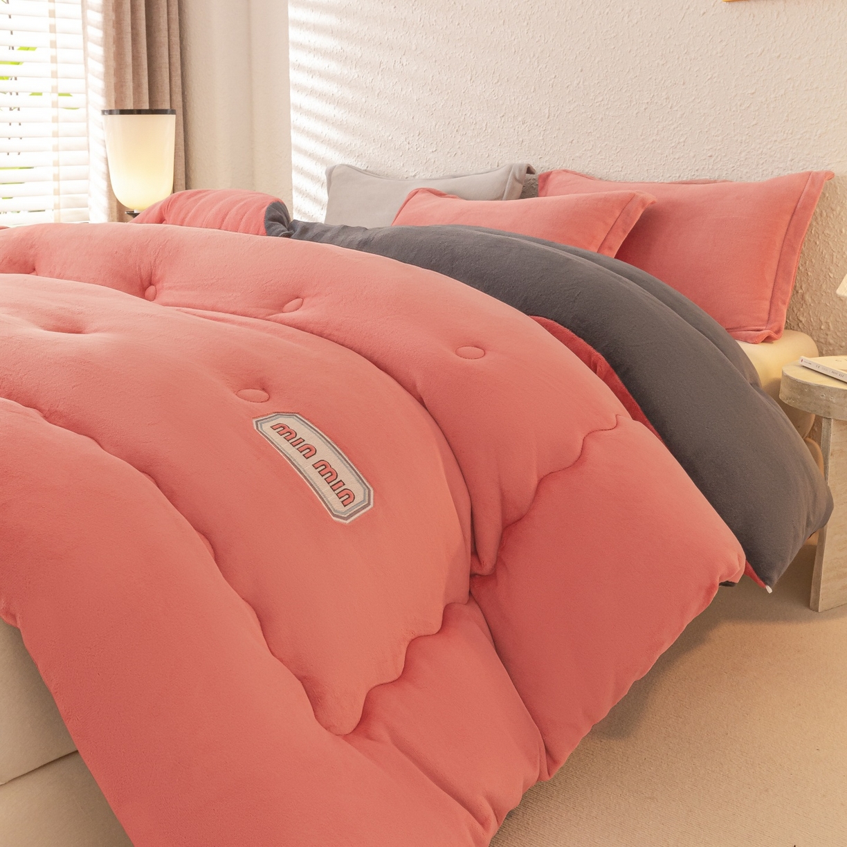 91家纺网 家纺一手货源 找家纺 美澳家纺 2025新款牛奶绒刺绣加厚保暖纯色冬被 被子被芯（可定制尺寸）（跨境外贸） MI-豆沙