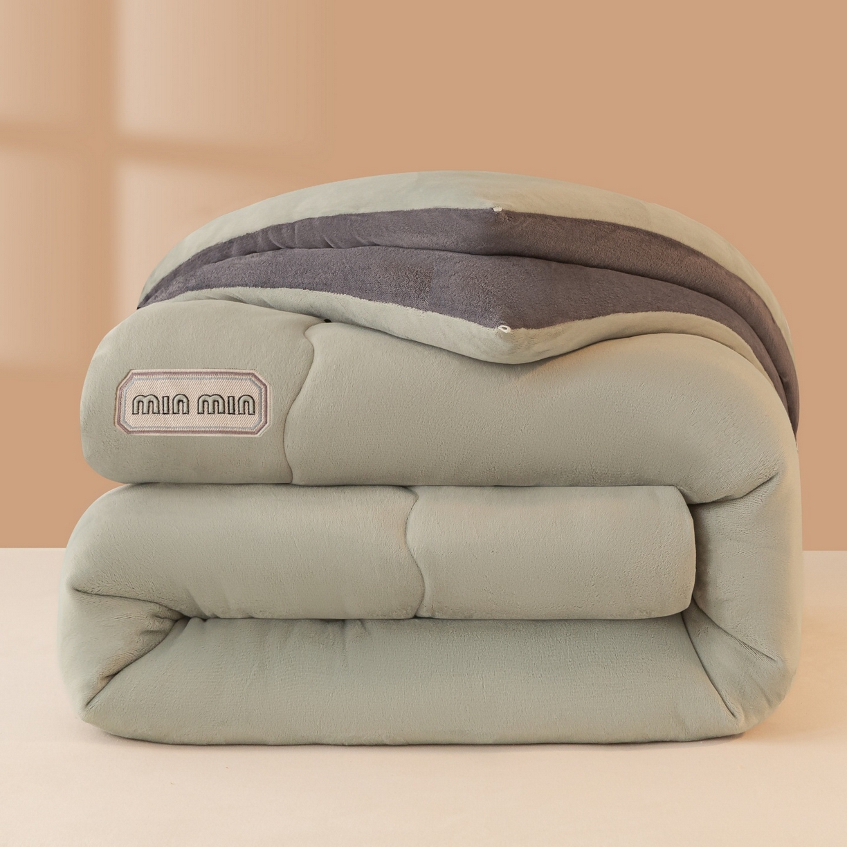91家纺网 家纺一手货源 找家纺 美澳家纺 2025新款牛奶绒刺绣加厚保暖纯色冬被 被子被芯（可定制尺寸）（跨境外贸） MI-浅灰