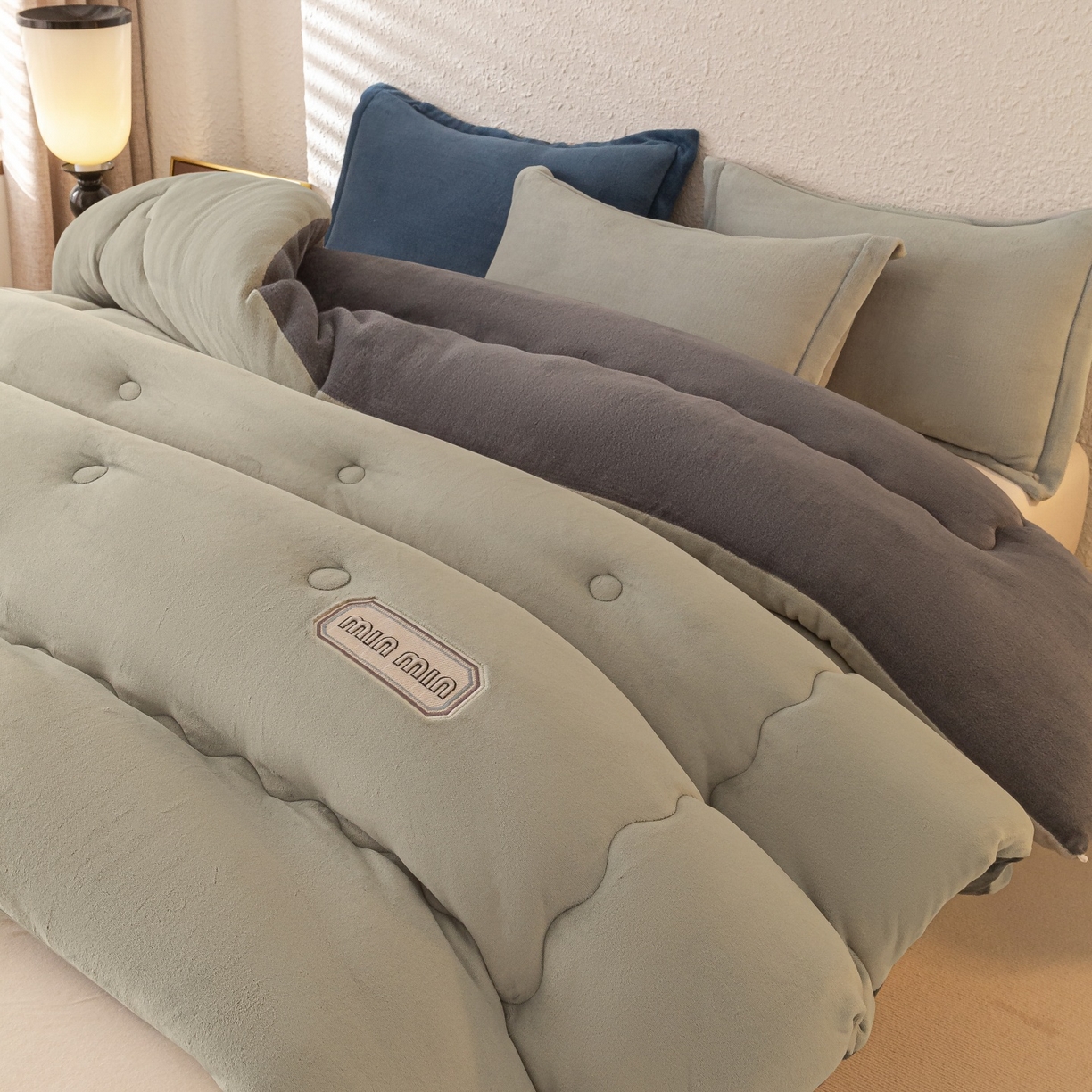 91家纺网 家纺一手货源 找家纺 美澳家纺 2025新款牛奶绒刺绣加厚保暖纯色冬被 被子被芯（可定制尺寸）（跨境外贸） MI-浅灰