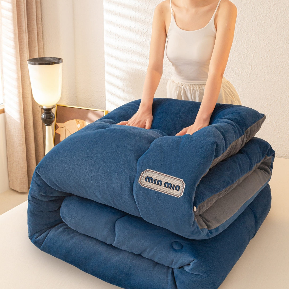 91家纺网 家纺一手货源 找家纺 美澳家纺 2025新款牛奶绒刺绣加厚保暖纯色冬被 被子被芯（可定制尺寸）（跨境外贸） MI-蓝