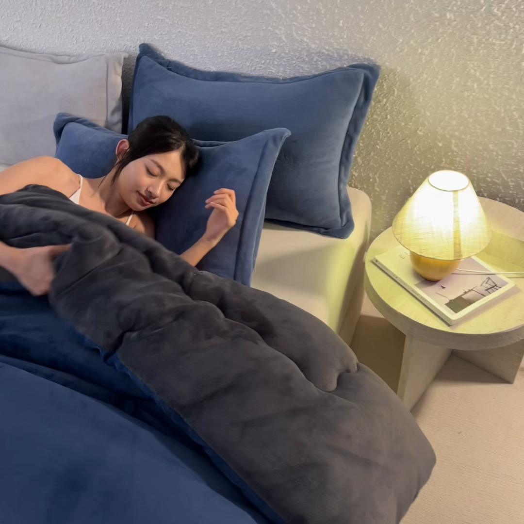 91家纺网 家纺一手货源 找家纺 美澳家纺 2025新款牛奶绒刺绣加厚保暖纯色冬被 被子被芯（可定制尺寸）（跨境外贸） MI-蓝