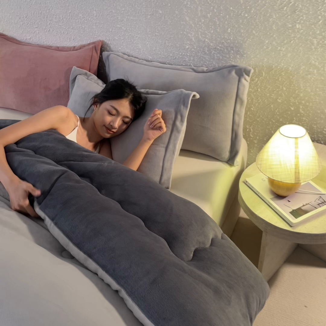 91家纺网 家纺一手货源 找家纺 美澳家纺 2025新款牛奶绒刺绣加厚保暖纯色冬被 被子被芯（可定制尺寸）（跨境外贸） MI-浅灰