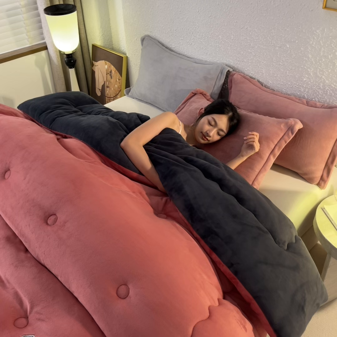 91家纺网 家纺一手货源 找家纺 美澳家纺 2025新款牛奶绒刺绣加厚保暖纯色冬被 被子被芯（可定制尺寸）（跨境外贸） MI-豆沙