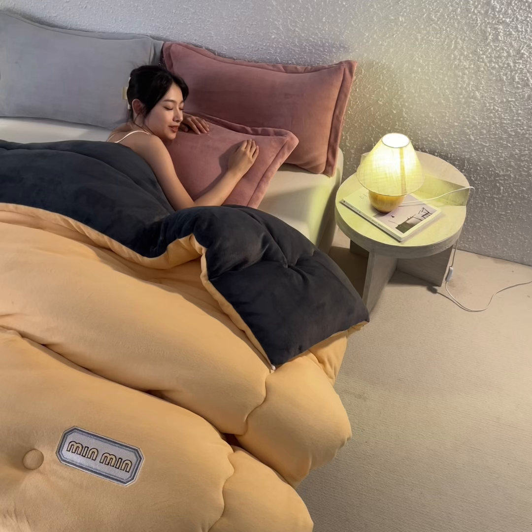 91家纺网 家纺一手货源 找家纺 美澳家纺 2025新款牛奶绒刺绣加厚保暖纯色冬被 被子被芯（可定制尺寸）（跨境外贸） MI-咖