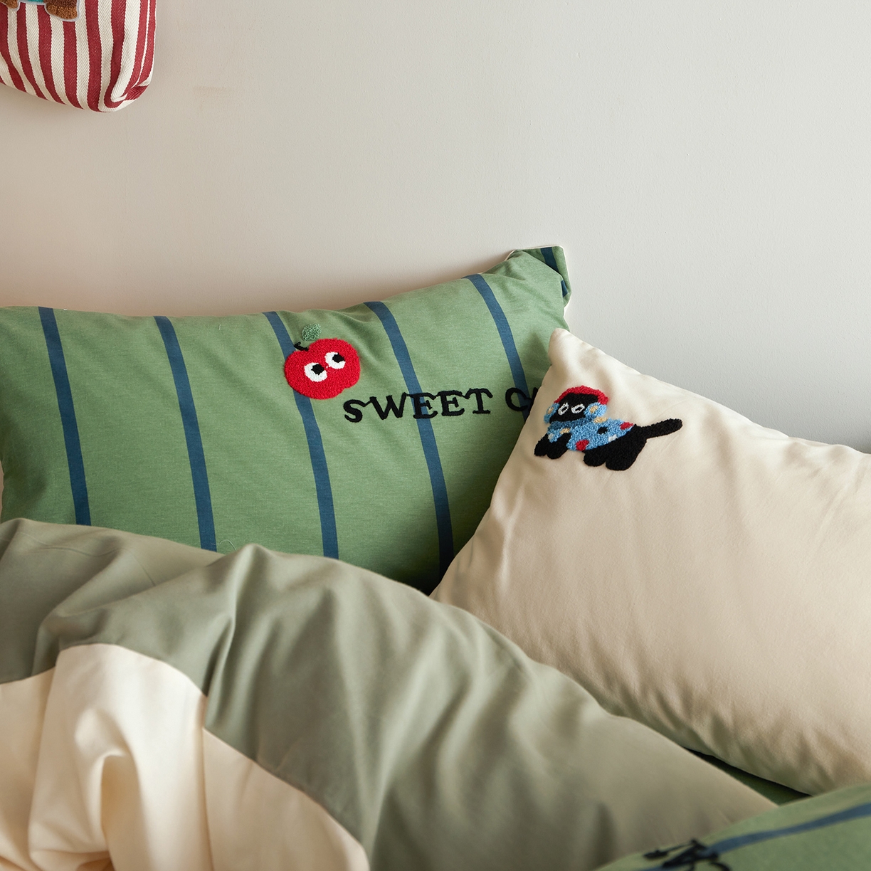 91家纺网 家纺一手货源 找家纺 怡家居 2025新款全棉纯棉磨毛绣花四件套-拼接款 苹果小猫