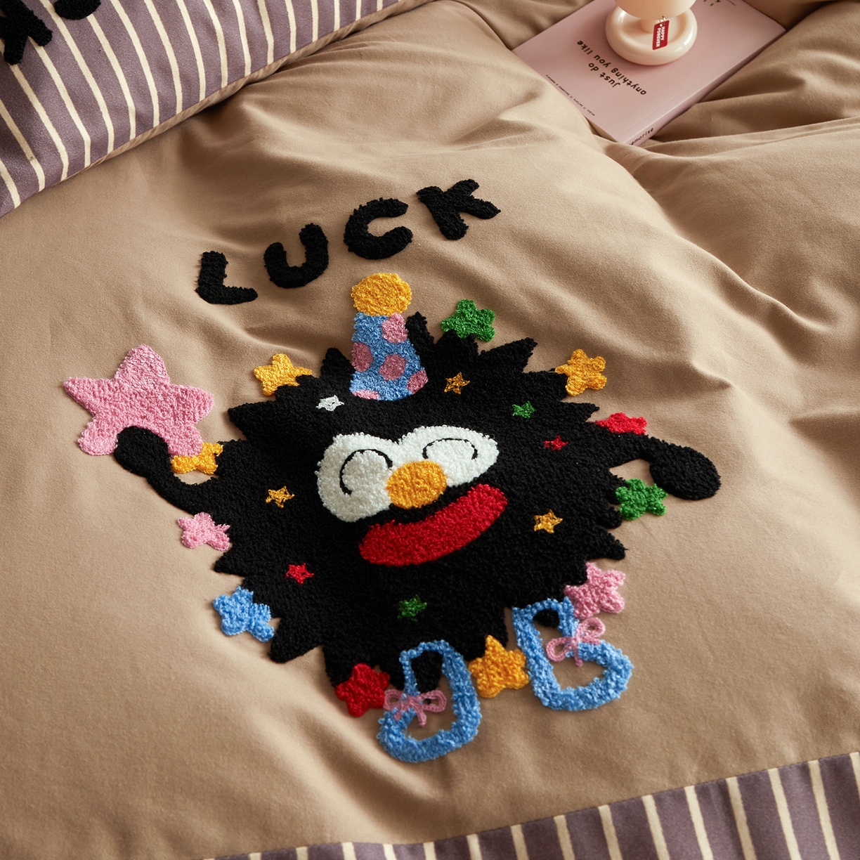 91家纺网 家纺一手货源 找家纺 怡家居 2025新款全棉纯棉磨毛绣花四件套-拼接款 五彩小煤球-咖