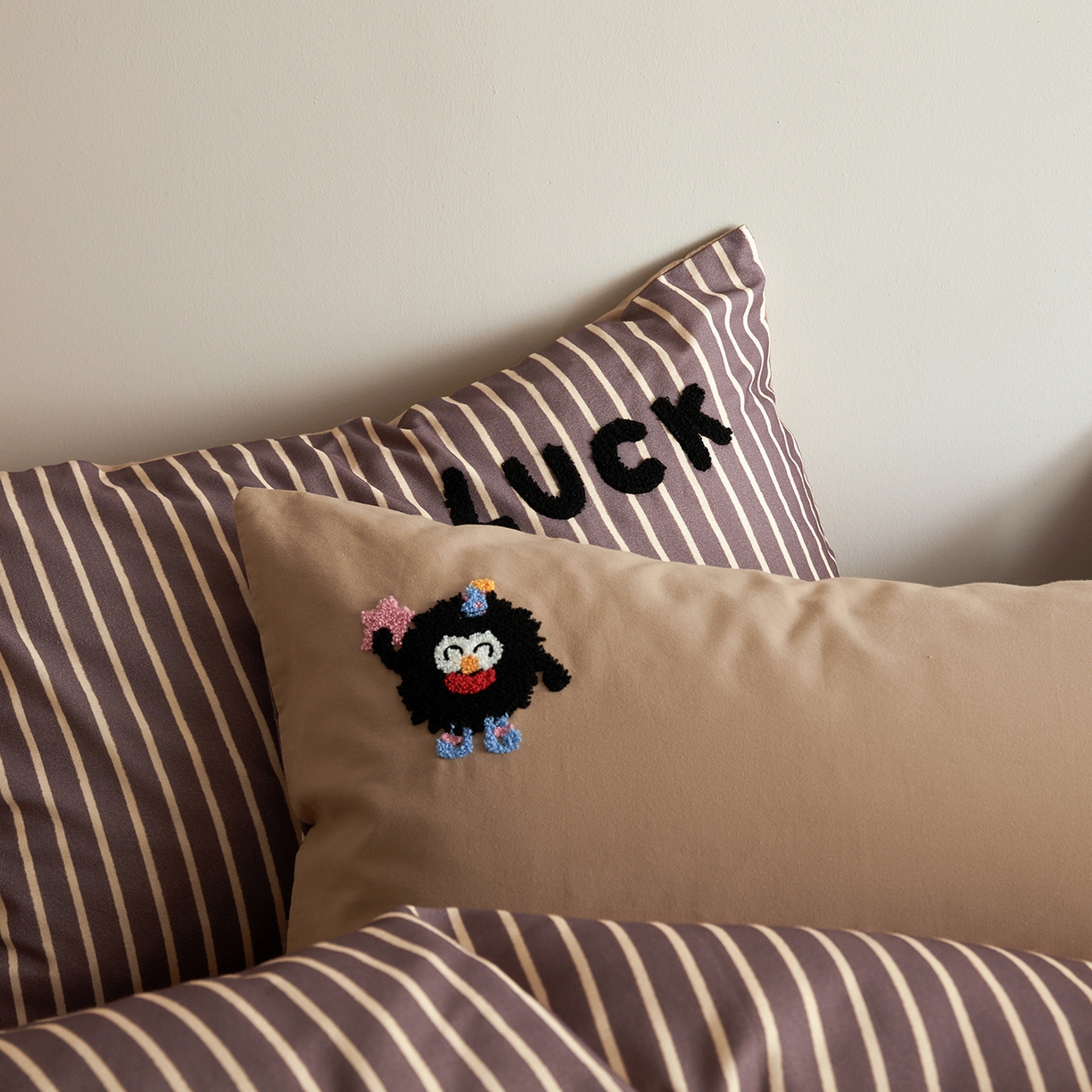 91家纺网 家纺一手货源 找家纺 怡家居 2025新款全棉纯棉磨毛绣花四件套-拼接款 五彩小煤球-咖