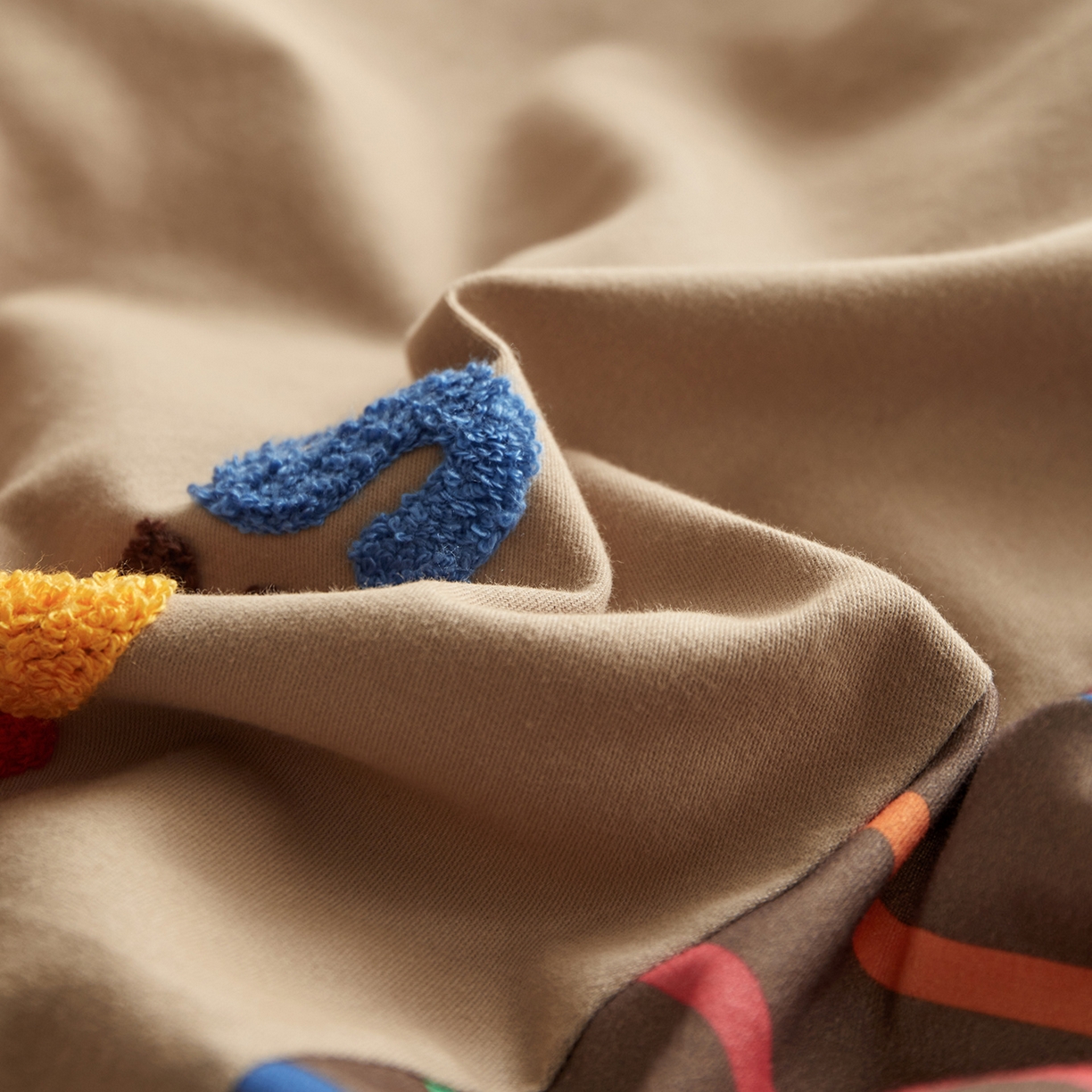 91家纺网 家纺一手货源 找家纺 怡家居 2025新款全棉纯棉磨毛绣花四件套-拼接款 曲奇饼干