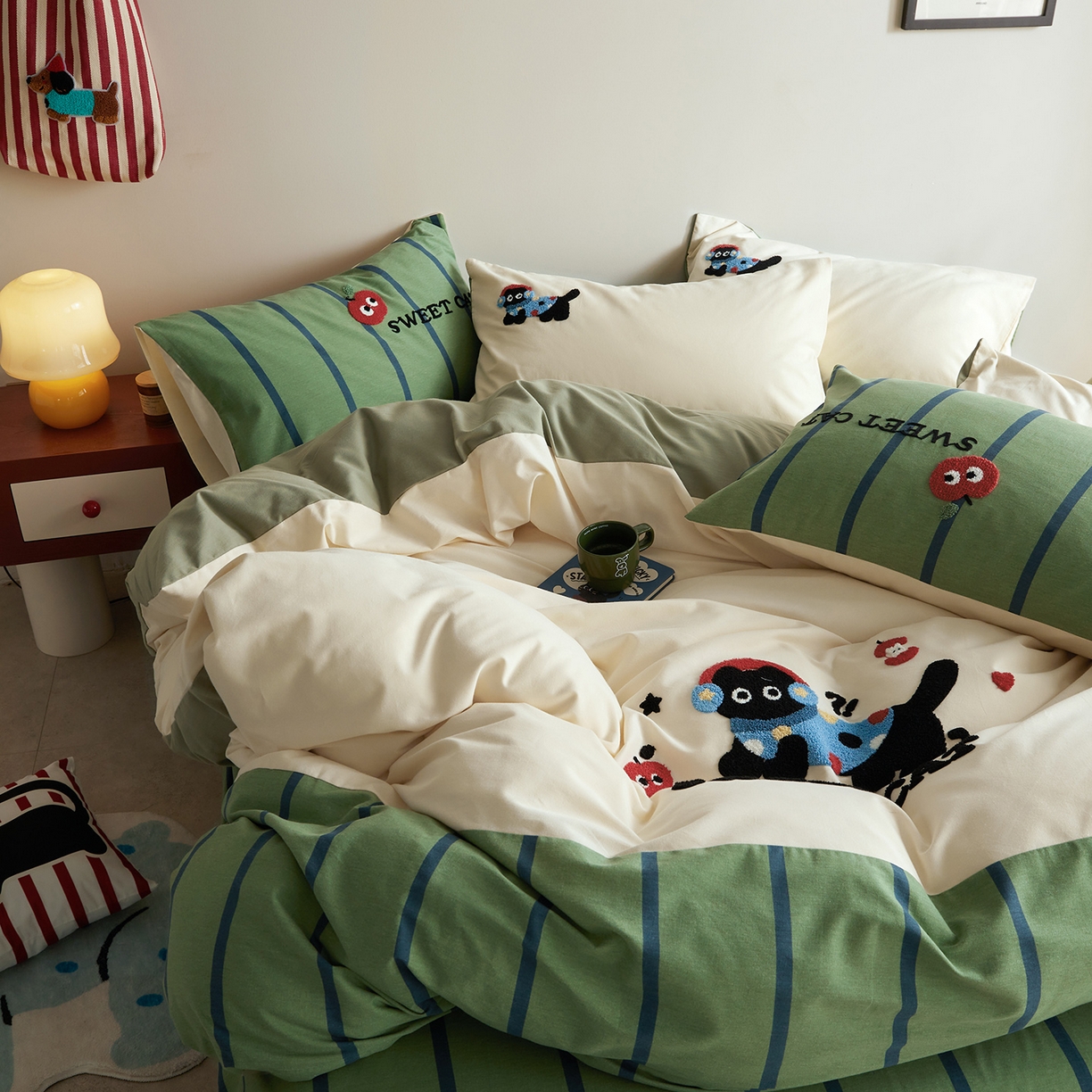 91家纺网 家纺一手货源 找家纺 怡家居 2025新款全棉纯棉磨毛绣花四件套-拼接款 苹果小猫