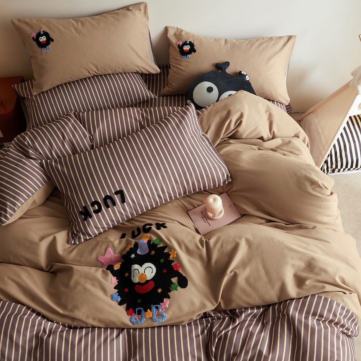 91家纺网 家纺一手货源 找家纺 怡家居 2025新款全棉纯棉磨毛绣花四件套-拼接款 五彩小煤球-咖