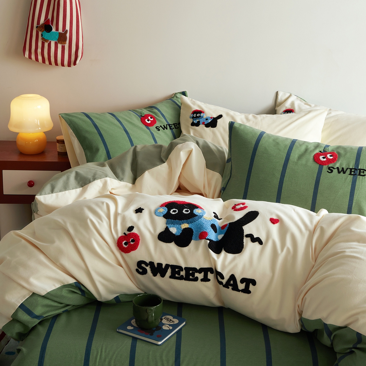 91家纺网 家纺一手货源 找家纺 怡家居 2025新款全棉纯棉磨毛绣花四件套-拼接款 苹果小猫