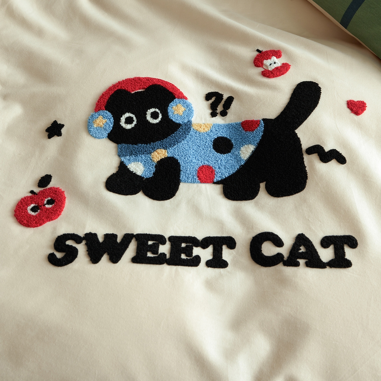 91家纺网 家纺一手货源 找家纺 怡家居 2025新款全棉纯棉磨毛绣花四件套-拼接款 苹果小猫