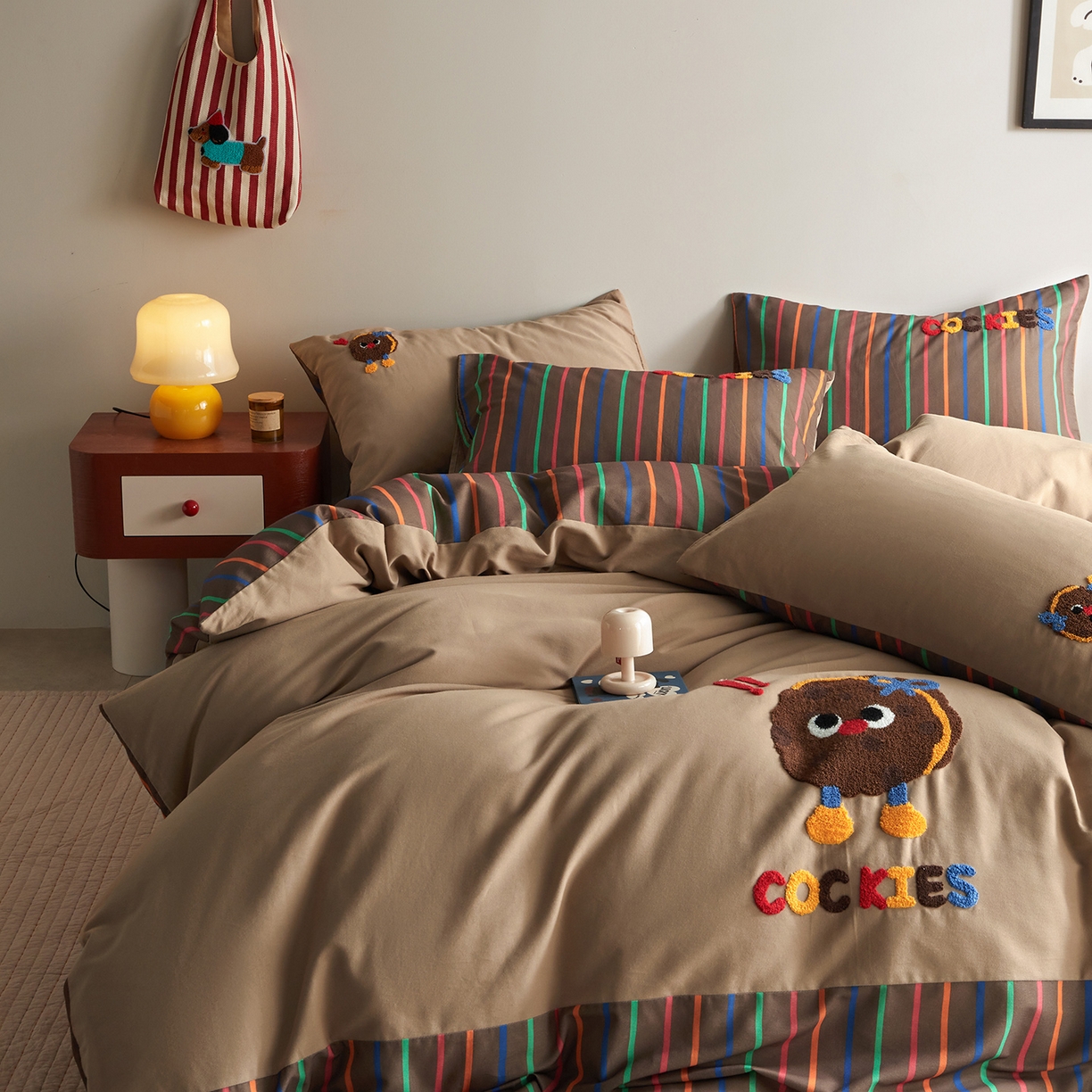 91家纺网 家纺一手货源 找家纺 怡家居 2025新款全棉纯棉磨毛绣花四件套-拼接款 曲奇饼干