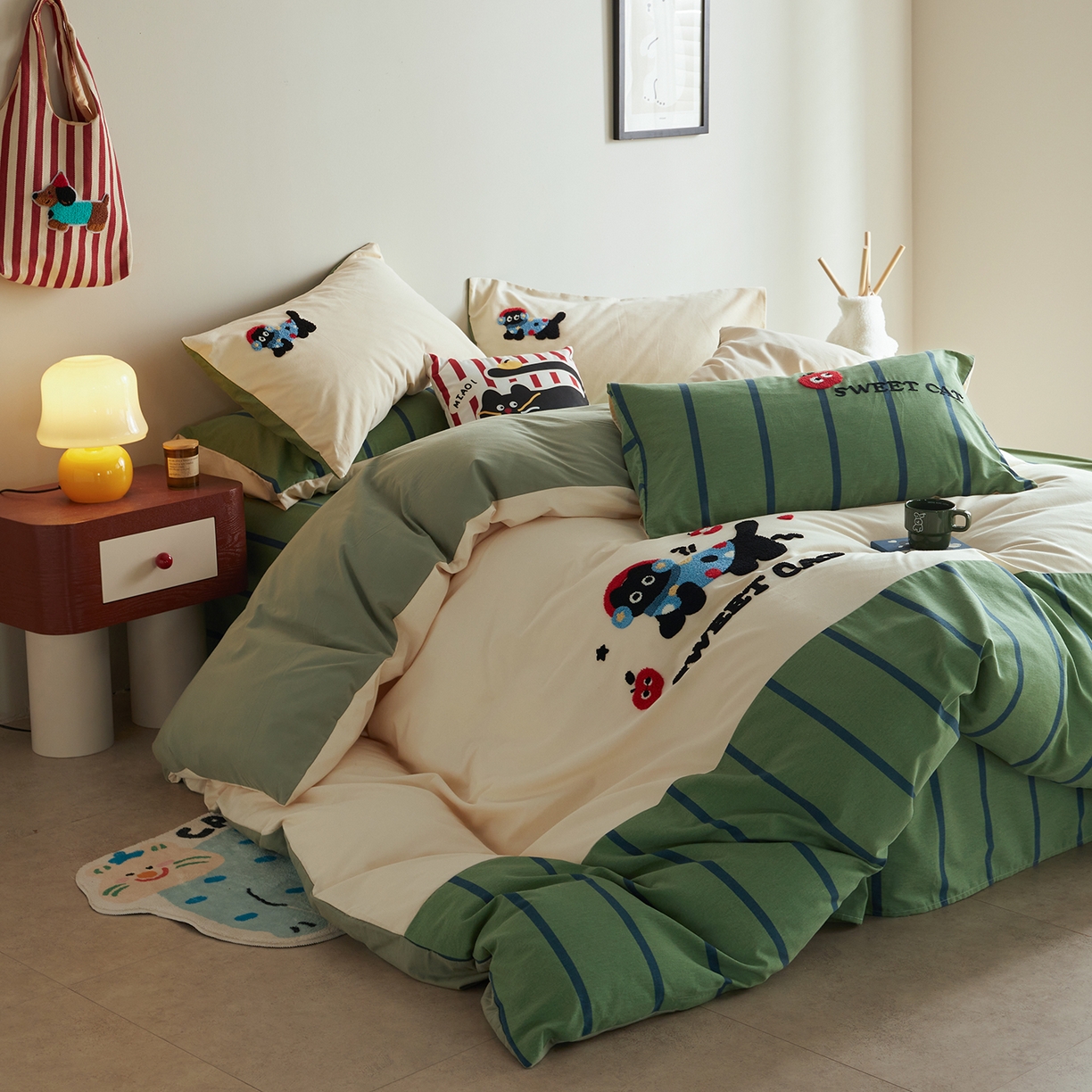 91家纺网 家纺一手货源 找家纺 怡家居 2025新款全棉纯棉磨毛绣花四件套-拼接款 苹果小猫