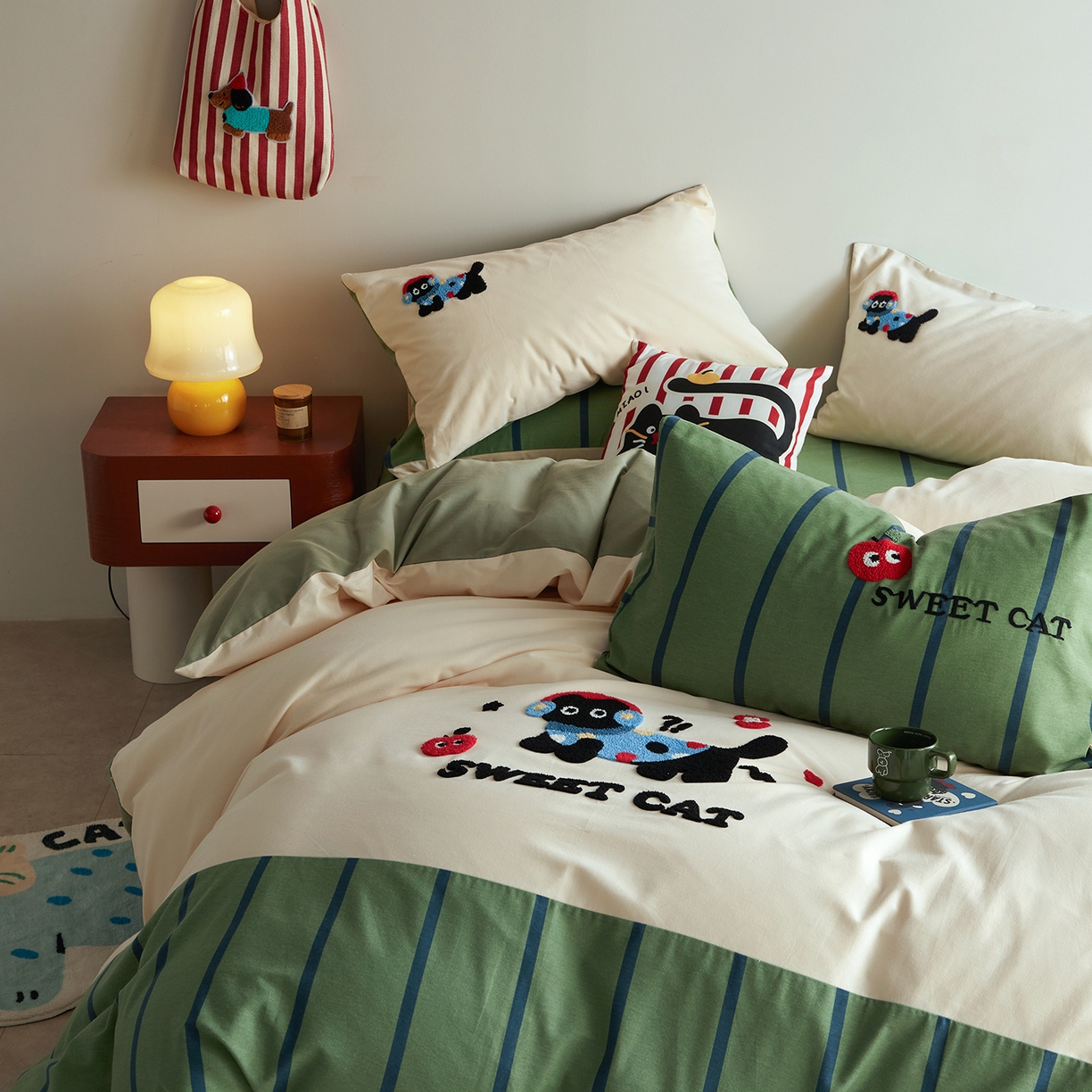 91家纺网 家纺一手货源 找家纺 怡家居 2025新款全棉纯棉磨毛绣花四件套-拼接款 苹果小猫