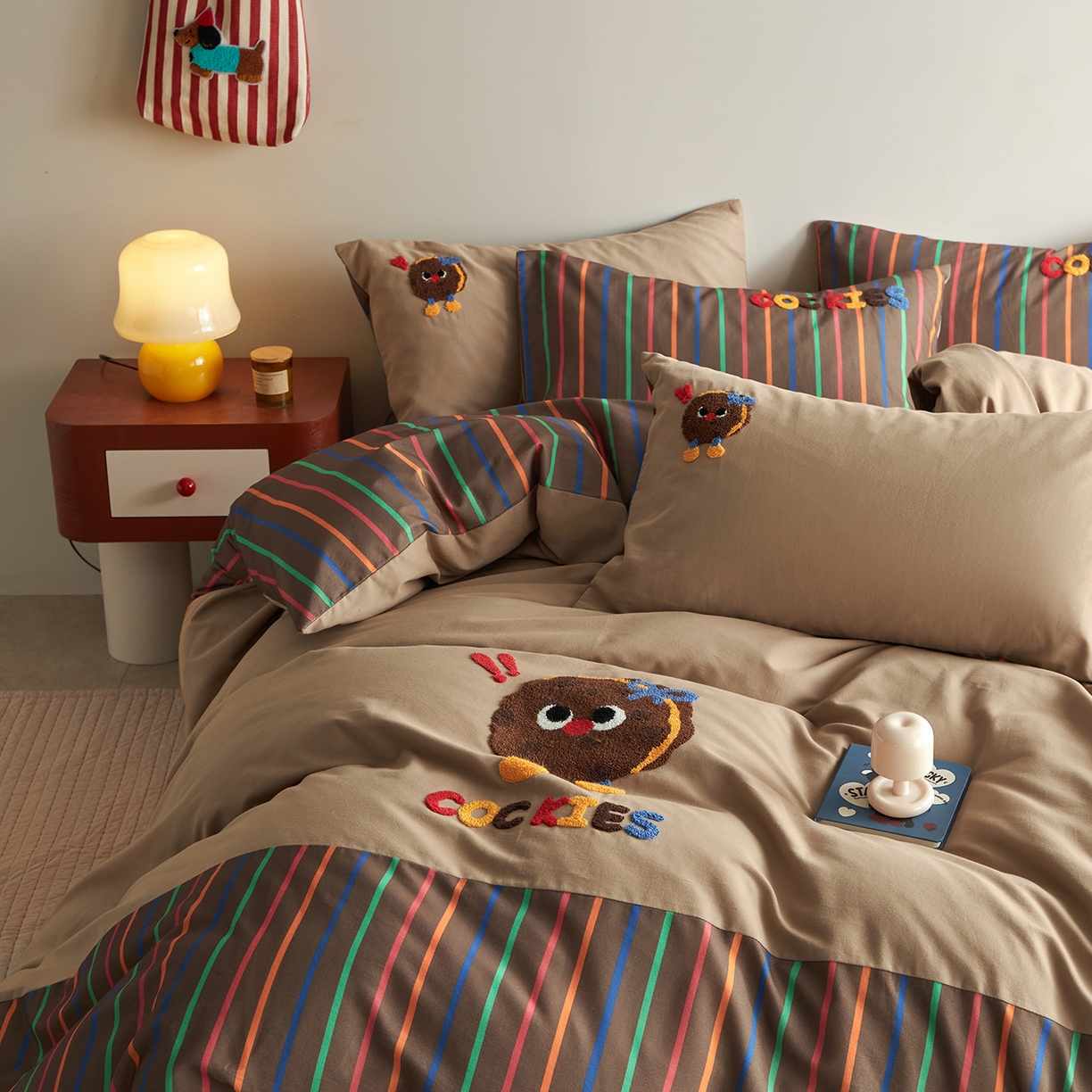 91家纺网 家纺一手货源 找家纺 怡家居 2025新款全棉纯棉磨毛绣花四件套-拼接款 曲奇饼干