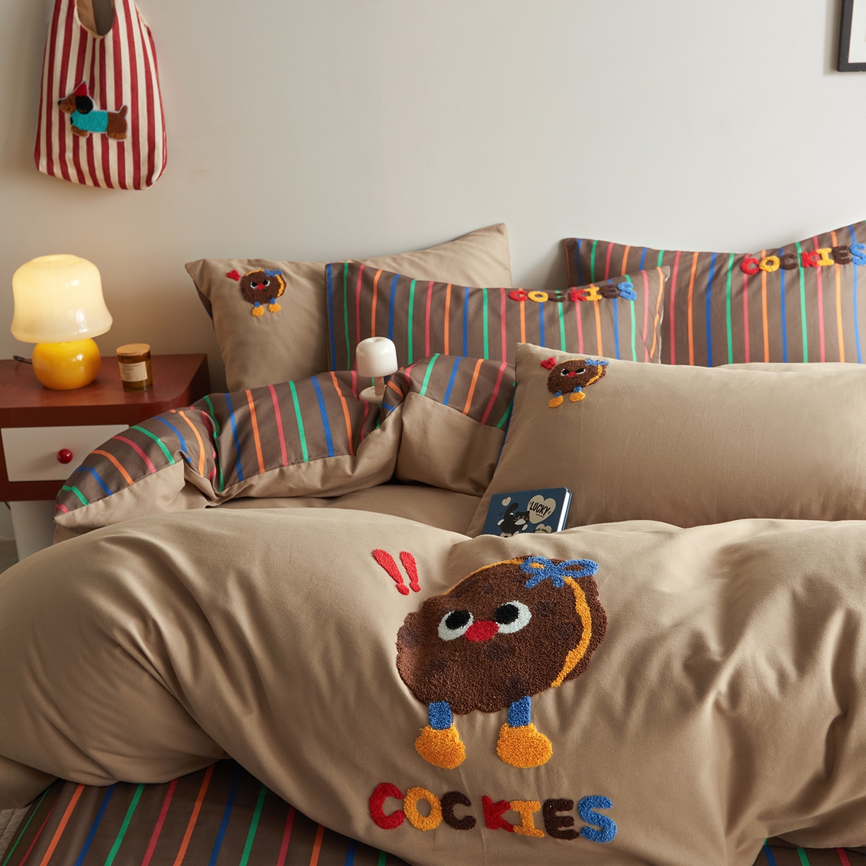 91家纺网 家纺一手货源 找家纺 怡家居 2025新款全棉纯棉磨毛绣花四件套-拼接款 曲奇饼干