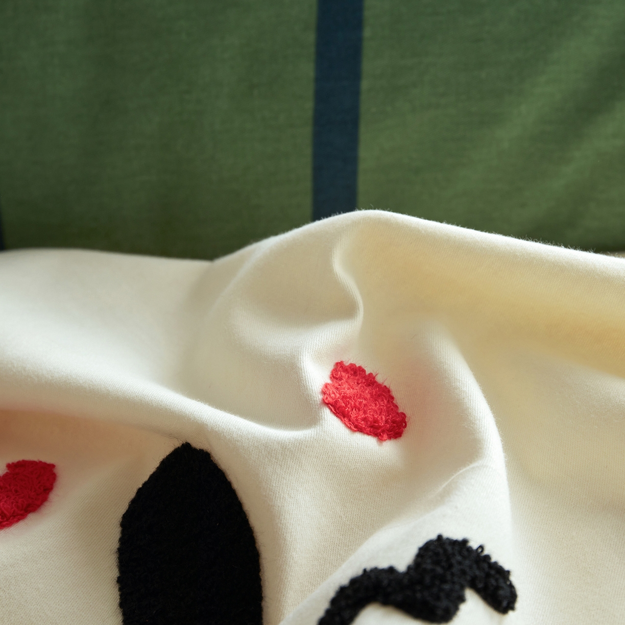 91家纺网 家纺一手货源 找家纺 怡家居 2025新款全棉纯棉磨毛绣花四件套-拼接款 苹果小猫