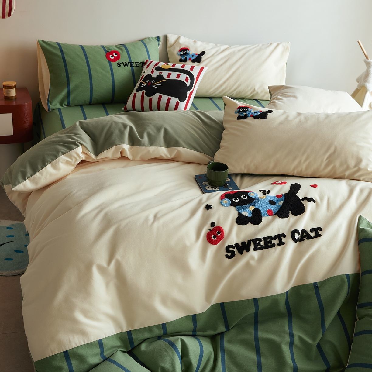 91家纺网 家纺一手货源 找家纺 怡家居 2025新款全棉纯棉磨毛绣花四件套-拼接款 苹果小猫