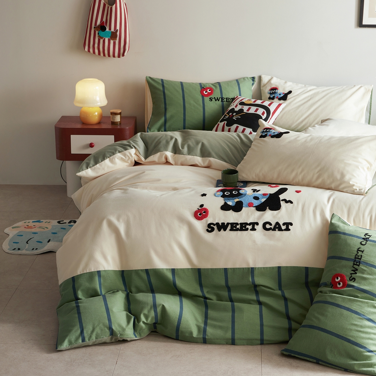 91家纺网 家纺一手货源 找家纺 怡家居 2025新款全棉纯棉磨毛绣花四件套-拼接款 苹果小猫