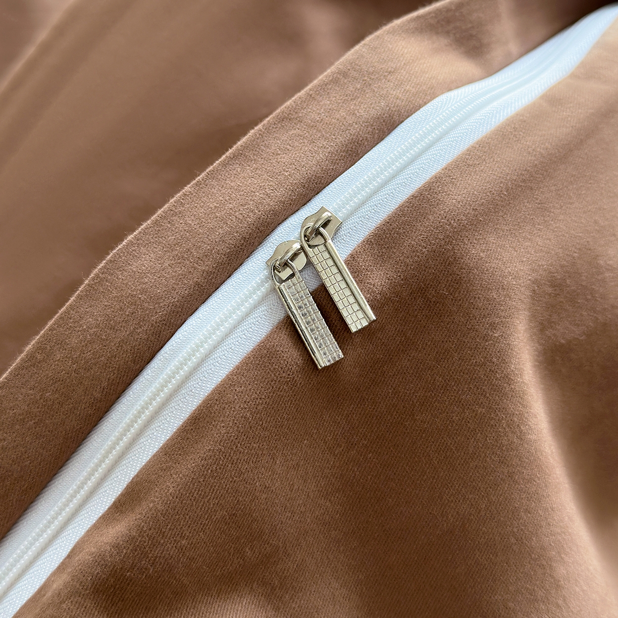 91家纺网 家纺一手货源 找家纺 怡家居 2025新款全棉纯棉磨毛绣花四件套-拼接款 可可腊肠