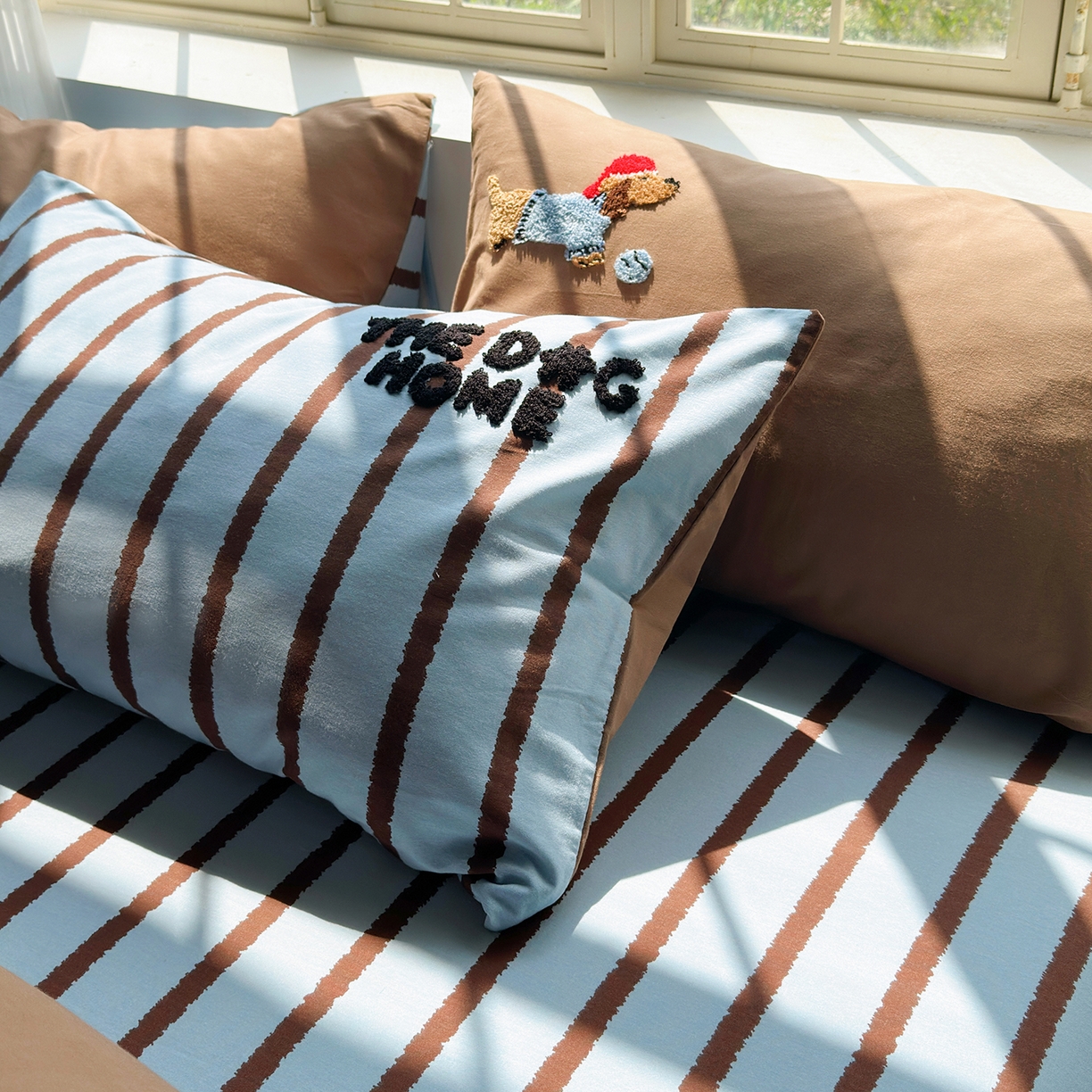 91家纺网 家纺一手货源 找家纺 怡家居 2025新款全棉纯棉磨毛绣花四件套-拼接款 可可腊肠