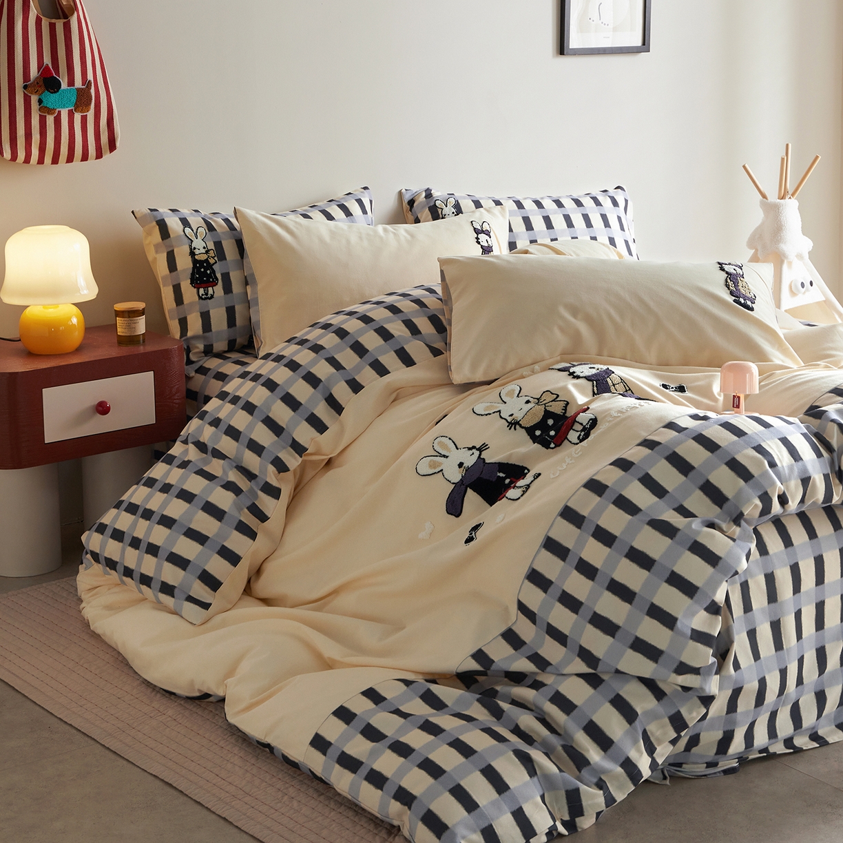 91家纺网 家纺一手货源 找家纺 怡家居 2025新款全棉纯棉磨毛绣花四件套-拼接款 格子小兔