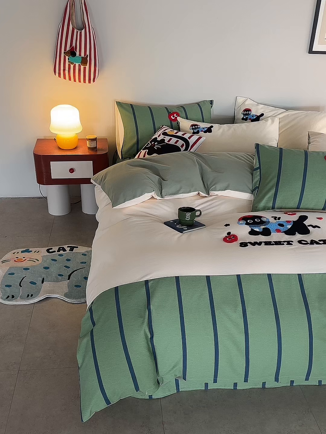 91家纺网 家纺一手货源 找家纺 怡家居 2025新款全棉纯棉磨毛绣花四件套-拼接款 苹果小猫