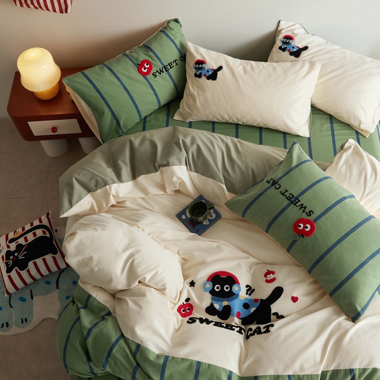 91家纺网 家纺一手货源 找家纺 怡家居 2025新款全棉纯棉磨毛绣花四件套-拼接款 苹果小猫