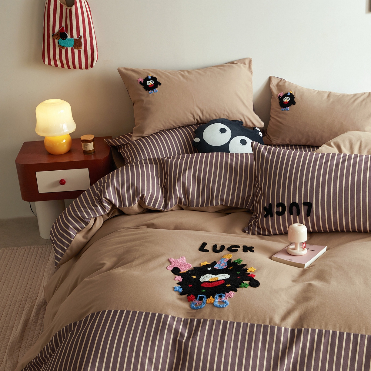 91家纺网 家纺一手货源 找家纺 怡家居 2025新款全棉纯棉磨毛绣花四件套-拼接款 五彩小煤球-咖