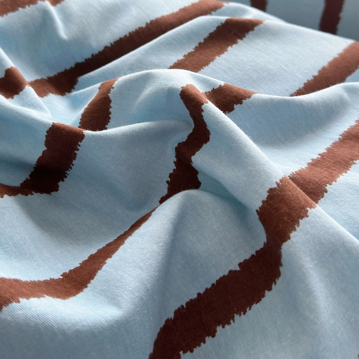 91家纺网 家纺一手货源 找家纺 怡家居 2025新款全棉纯棉磨毛绣花四件套-拼接款 可可腊肠