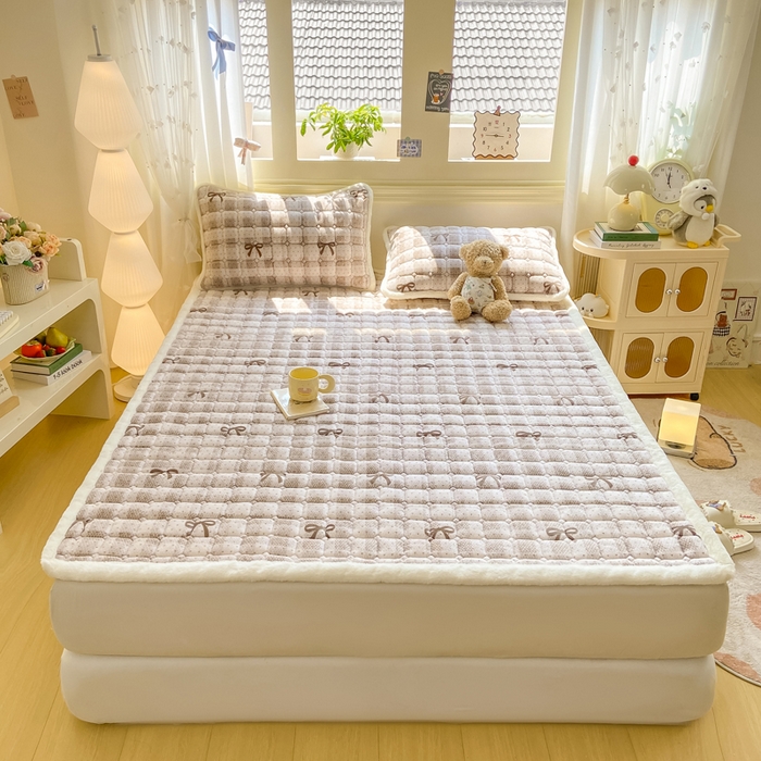91家纺网 家纺一手货源 找家纺 家喜爱 2025新款亲肤牛奶绒加厚床垫-成人款 方格蝴蝶结