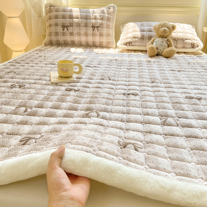91家纺网 家纺一手货源 找家纺 家喜爱 2025新款亲肤牛奶绒加厚床垫-成人款 方格蝴蝶结