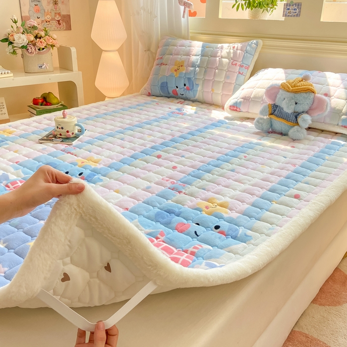 91家纺网 家纺一手货源 找家纺 家喜爱 2025新款亲肤牛奶绒加厚床垫-成人款 条纹小象
