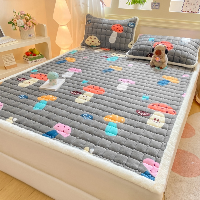 91家纺网 家纺一手货源 找家纺 家喜爱 2025新款亲肤牛奶绒加厚床垫-成人款 欢乐蘑菇