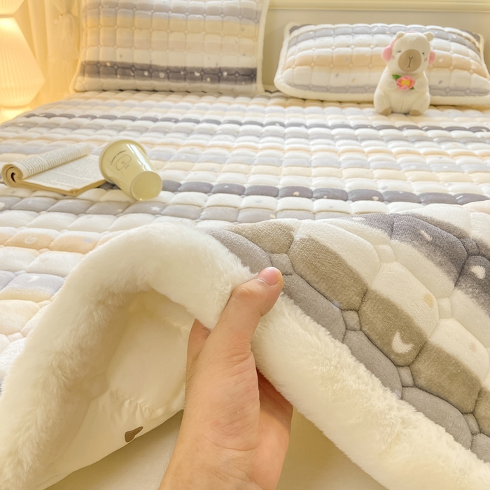 91家纺网 家纺一手货源 找家纺 家喜爱 2025新款亲肤牛奶绒加厚床垫-成人款 星月彩虹