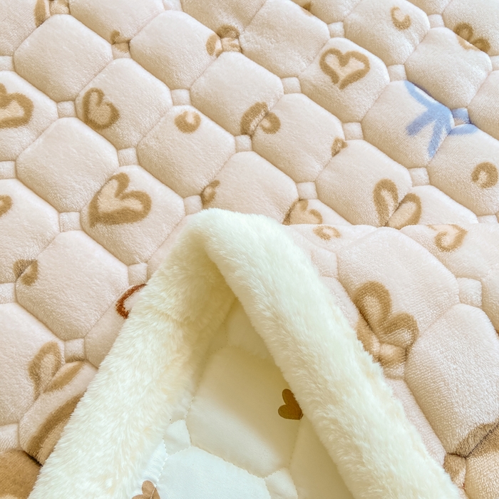 91家纺网 家纺一手货源 找家纺 家喜爱 2025新款亲肤牛奶绒加厚床垫-成人款 爱心小布